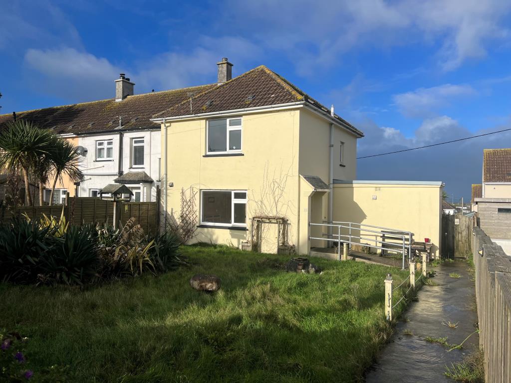Lot: 47 - END-TERRACE HOUSE WITH GARDENS FOR UPDATING -